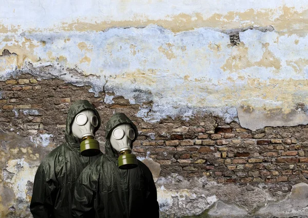 Gasmasken Zwei Personen Mit Gasmasken Und Backsteinmauer Dahinter Mit Kopierraum — Stockfoto