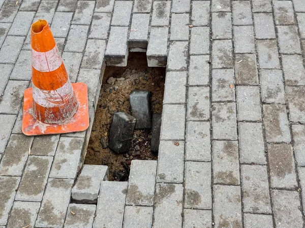 Panneau Avertissement Trou Sur Trottoir Zone Piétonne Endommagée — Photo