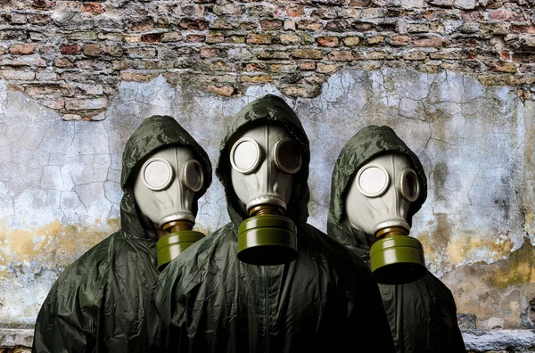 Gas Masks Three People Gas Masks Brick Wall Copy Space — Fotografia de Stock