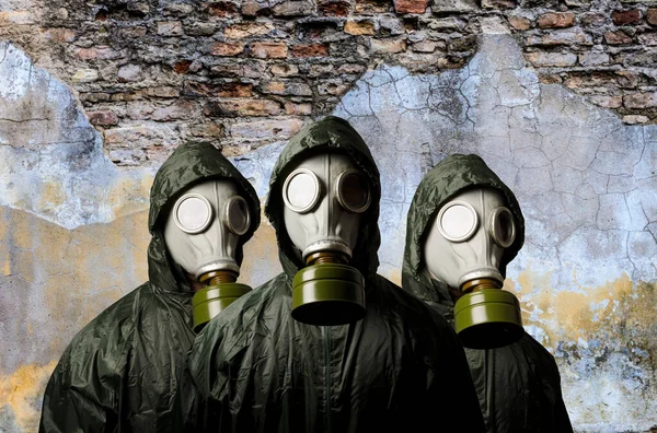 Gas Masks Three People Gas Masks Brick Wall Copy Space — Stock Photo, Image