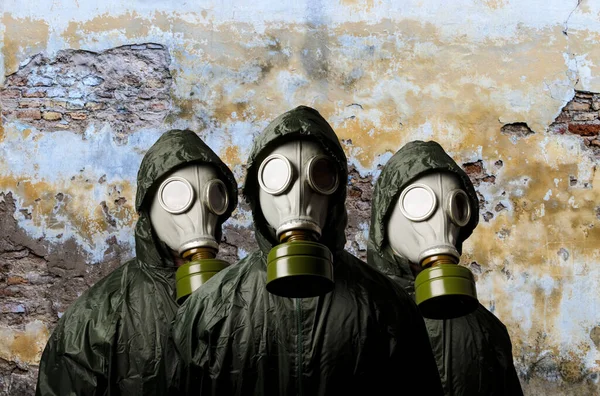 Газовые Маски Три Человека Противогазах Кирпичной Стене Позади Копировальным Пространством — стоковое фото