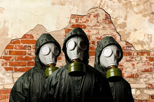 Gas Masks Three People Gas Masks Brick Wall Copy Space — Fotografia de Stock