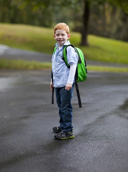 Rapaz bonito com mochila — Fotografia de Stock