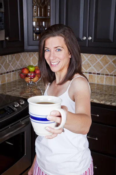 Vrouw in keuken — Stockfoto