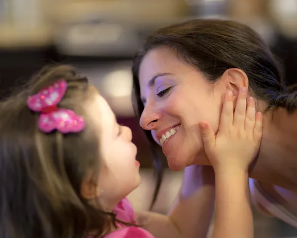 Madre e hija —  Fotos de Stock