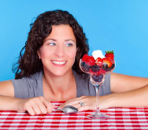 Vrouw en dessert — Stockfoto