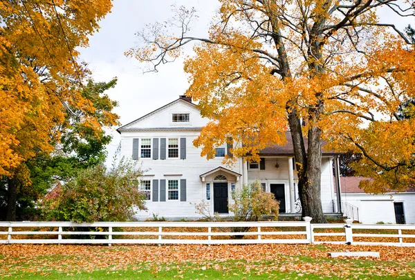 Casa in autunno — Foto Stock