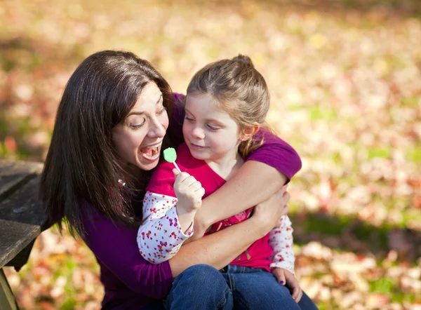 Madre e hija —  Fotos de Stock