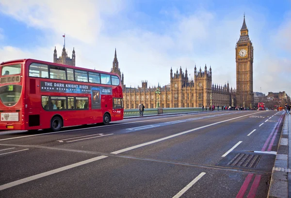 รถบัสสีแดงบนสะพาน Westminster — ภาพถ่ายสต็อก