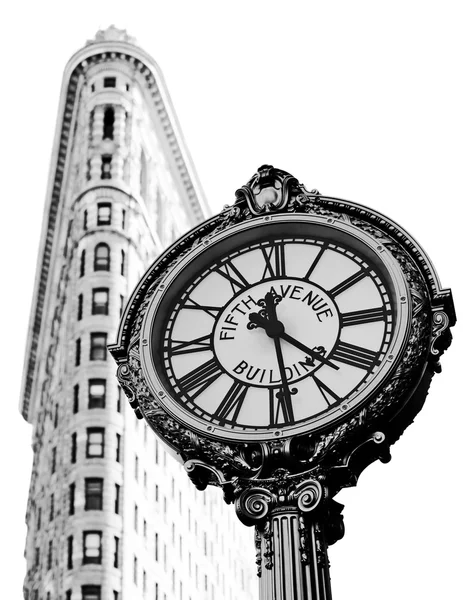 Hodiny a flat iron building — Stock fotografie