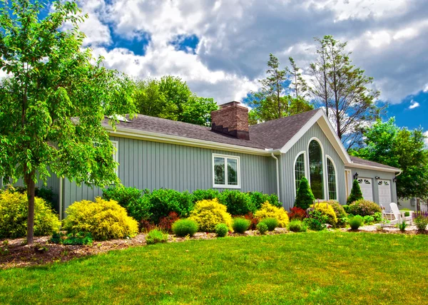 Suburban casa exterior — Foto de Stock