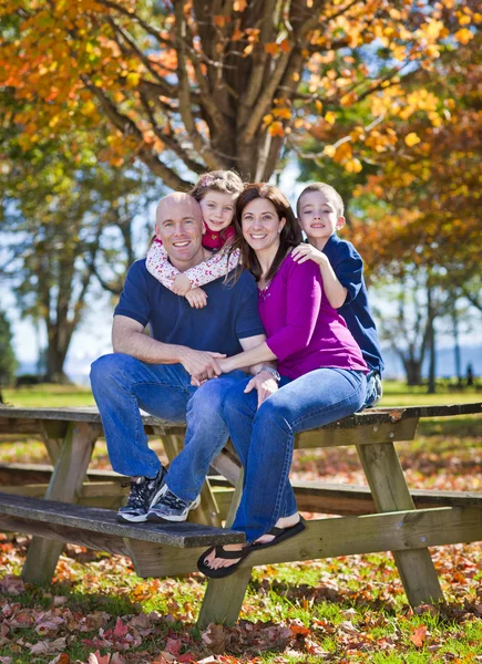 Familie in de herfst — Stockfoto