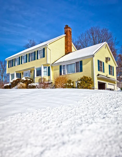 Hus i snö — Stockfoto