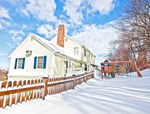 Hus i snö — Stockfoto