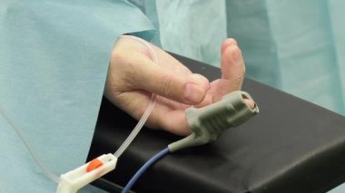 Kan ve kalp atışlarındaki oksijen doygunluğunu ölçmek için parmak dijital aygıtı