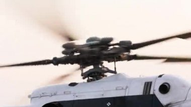 Helikopter rotasyonu kapanıyor. Kılıçların hareketi
