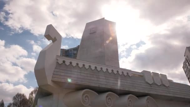 Timelapse of sun rays over monumet LADYA, Samara — Stock Video