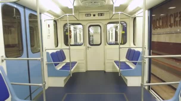 Προοπτική θέα του μετρό άδειο βαγόνι του μετρό — Αρχείο Βίντεο