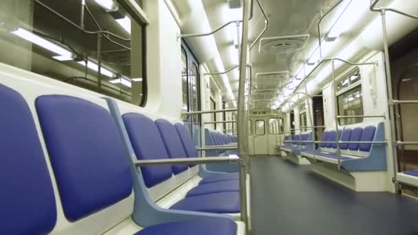 Perspectiva vista para cima do metrô vazio vagão de metro — Vídeo de Stock