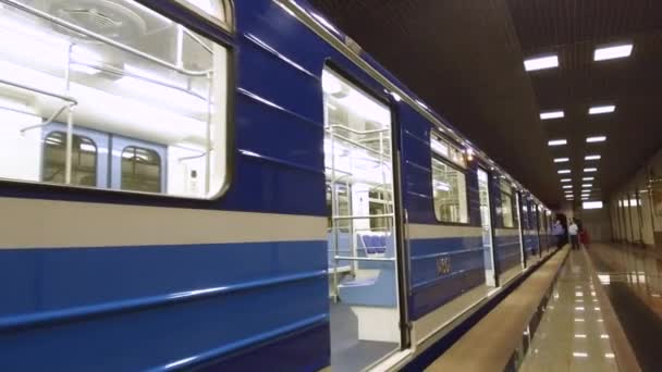 Perspektywa w górę widok na metro pusty wagon metra — Wideo stockowe