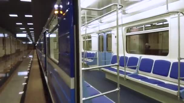 Perspektif up view dari subway metro wagon kosong — Stok Video