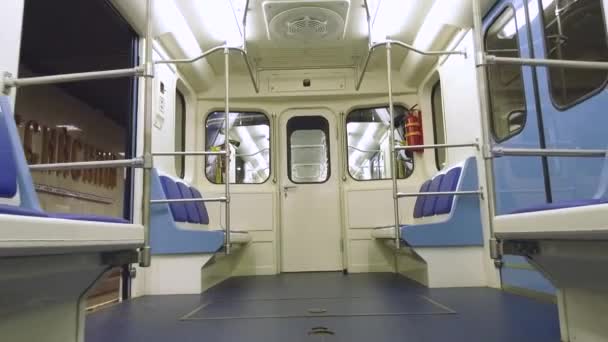 Perspektiva nahoru pohled na metro prázdný vůz — Stock video
