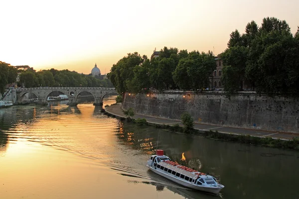 Zonsondergang op de tiber en de Sint Pieter, rome — Stockfoto