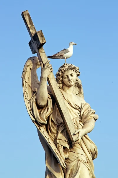 Statua in marmo di un angelo, a Roma, con croce e gabbiano — Foto Stock