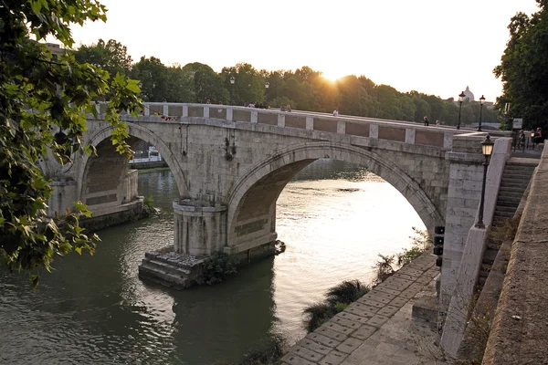 ローマのテヴェレ川に沈む夕日 — ストック写真
