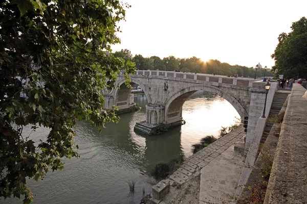ローマのテヴェレ川に沈む夕日 — ストック写真