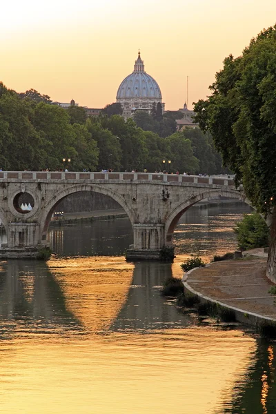 Zonsondergang op de tiber en de Sint Pieter, rome — Stockfoto