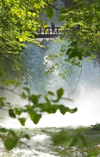 Houten brug over de watervallen — Stockfoto