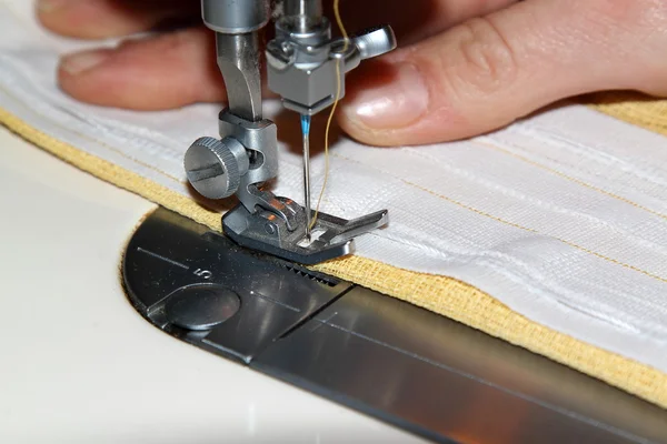 Funcionamiento a medida con una máquina de coser — Foto de Stock