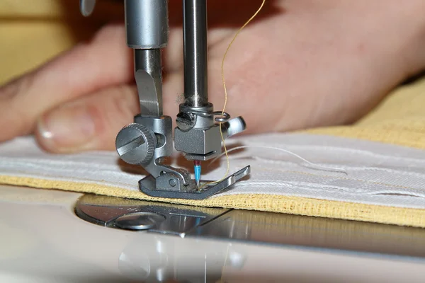 Tailor working with a sewing machine — Stock Photo, Image
