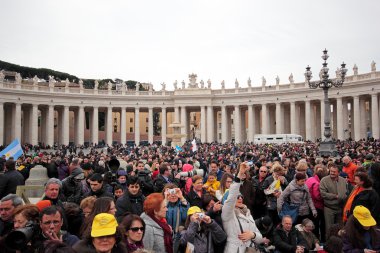Ben kalabalık angelus Papa Francis önce st. peter Meydanı'nda