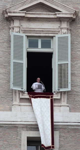 Paus francis ik tijdens de eerste angelus — Stockfoto