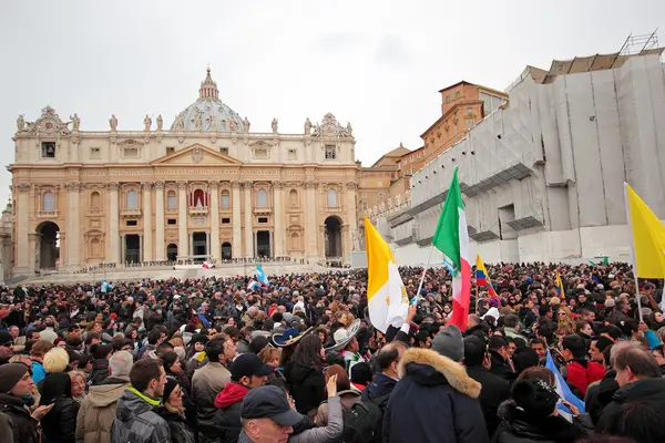 Tłum w st. peter placu przed Anioł Pański papież Franciszka i — Zdjęcie stockowe