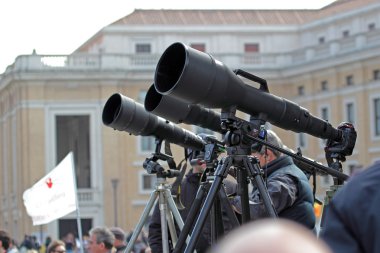 Papa francis için bekleyen uzun telefoto ile fotoğrafçılar