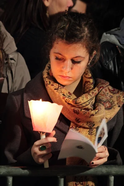 Ragazza durante la Via Crucis presieduta da Papa Francesco I — Foto Stock