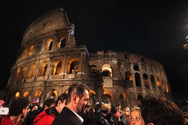 Multitud frente al Coliseo durante el Vía Crucis en Roma — Foto de Stock