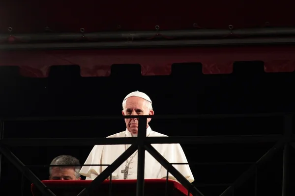 Påven francis i under de stationer på korset på långfredagen — Stockfoto