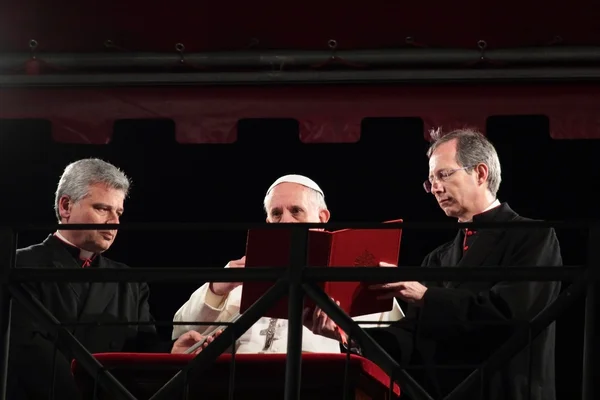 Papa Francisco I durante las Estaciones de la Cruz del Viernes Santo — Foto de Stock