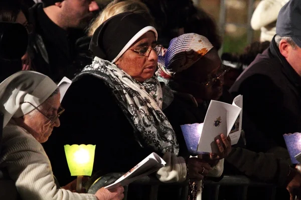 Frauen während der Kreuzwegstationen unter dem Vorsitz von Papst Franziskus i — Stockfoto