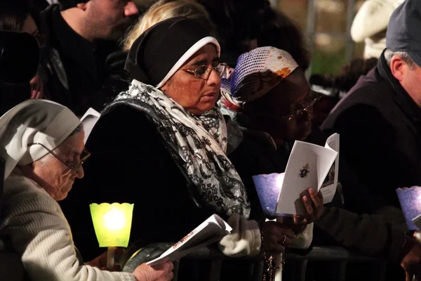 Mujeres durante las Estaciones de la Cruz presididas por el Papa Francisco I —  Fotos de Stock