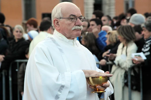 Kommunion während der Niederlassung von Papst Franziskus, st john, rom — Stockfoto