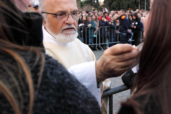 Komunii podczas rozstrzygania papież Franciszek, st john, Rzym — Zdjęcie stockowe