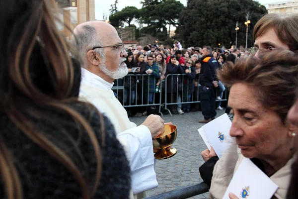 Přijímání během vyrovnání papež francis, st john, Řím — Stock fotografie