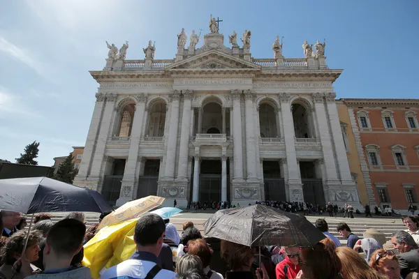 Podczas rozstrzygania Franciszka papież w św Jana na Lateranie — Zdjęcie stockowe