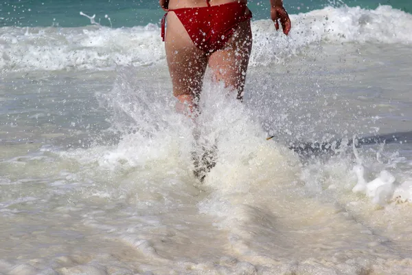 Frau läuft im Wasser — Stockfoto