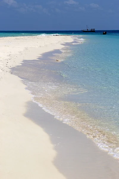 Playa de arena blanca y mar tropical —  Fotos de Stock